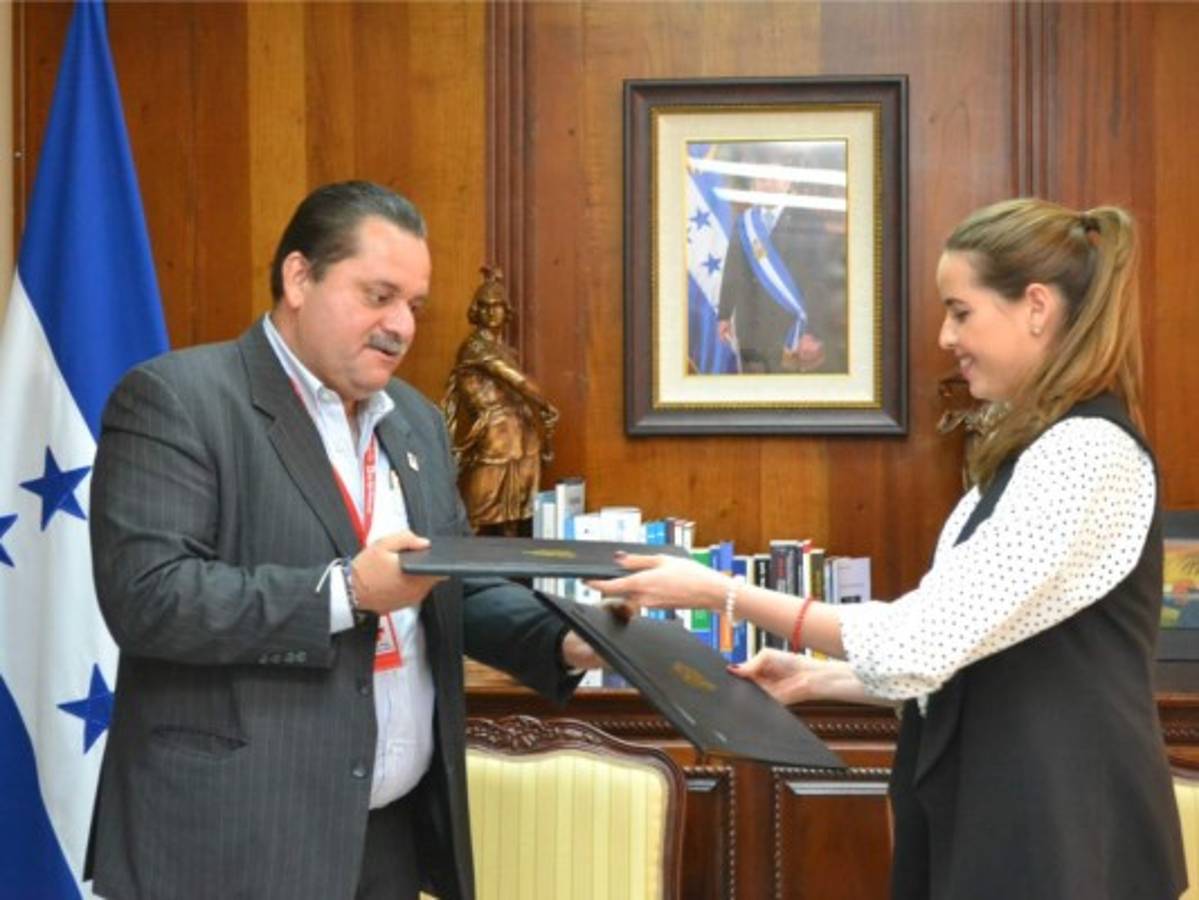 Cancillería y Cruz Roja firman convenio sobre Centro de Atención al Migrante Retornado