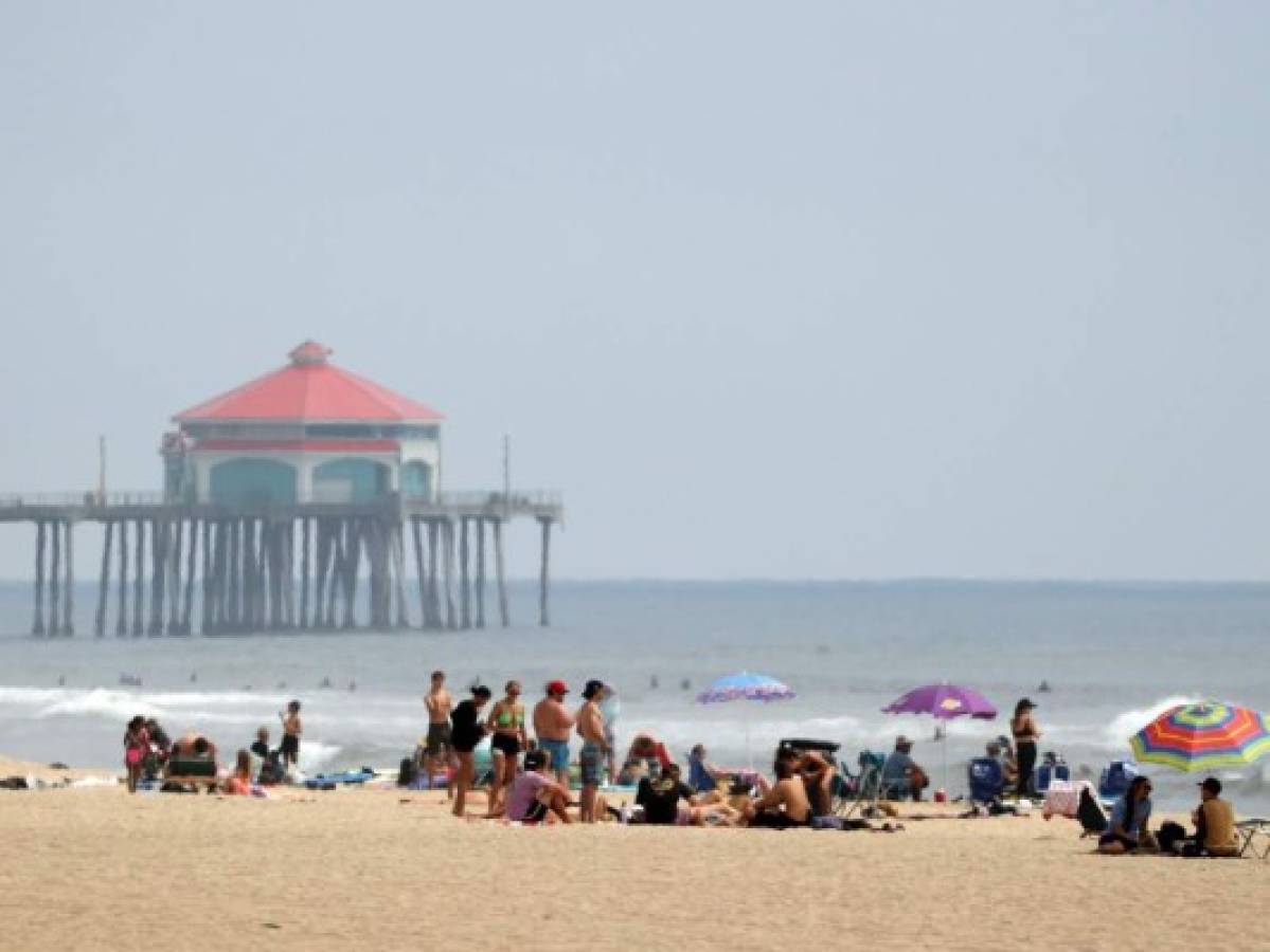 Gobernador de California ordena 'cierre total' de playas abarrotadas en la pandemia