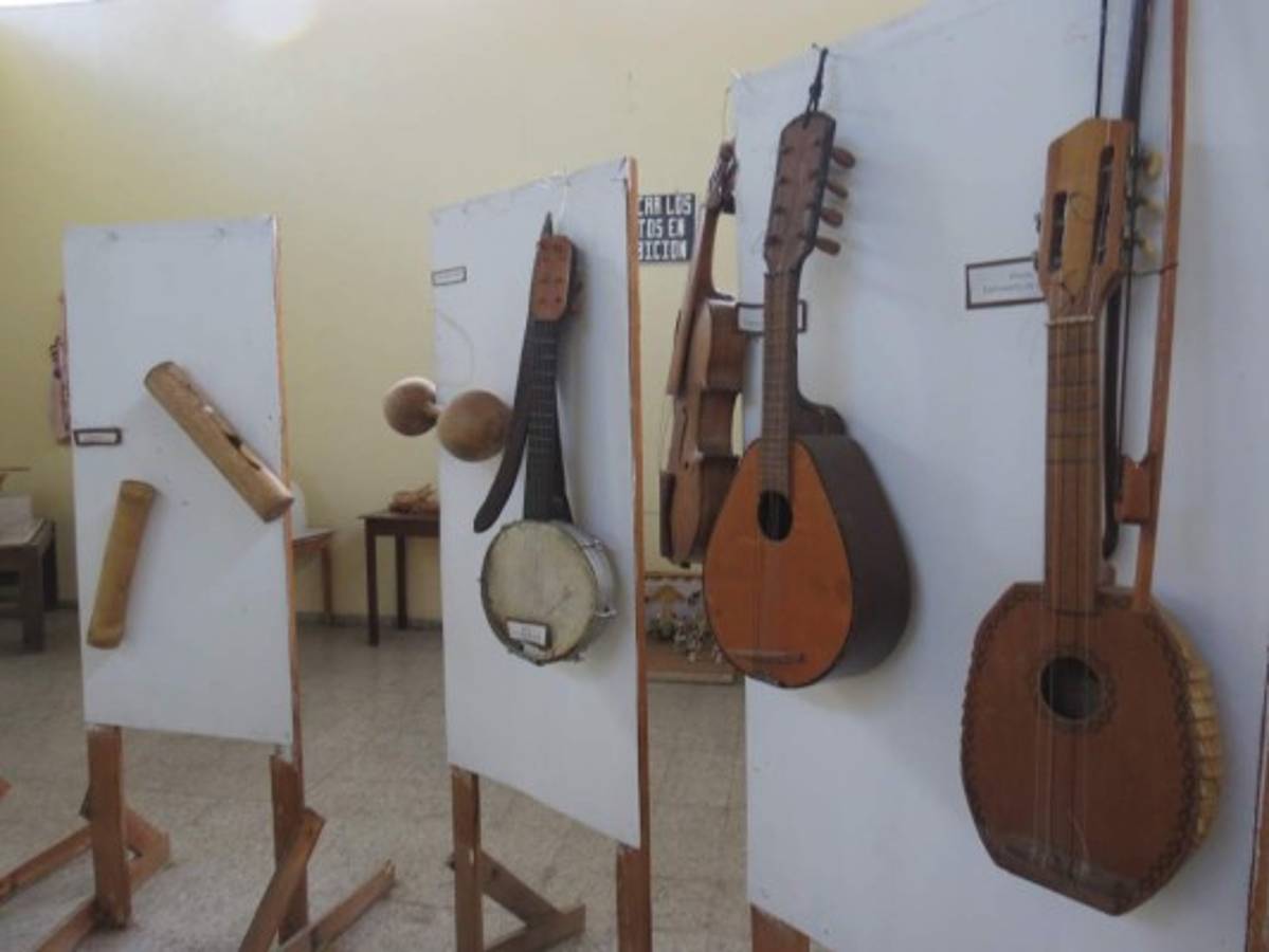 Niños se apasionan por la lectura en antiguo cuartel en La Paz