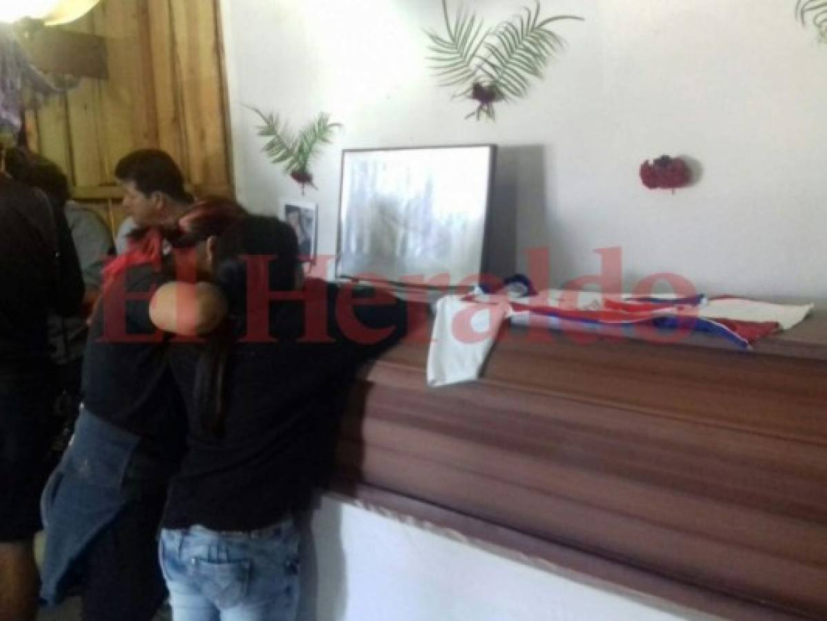 Familiares velan los restos de la joven asesinada en una protesta en la capital