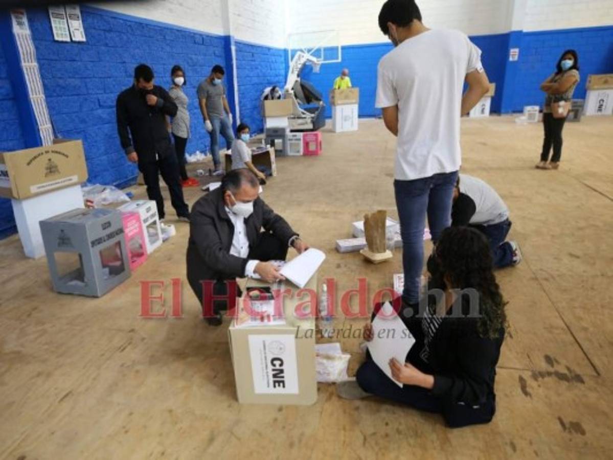 Con las urnas en el suelo se desarrollan las elecciones en la Villa Olímpica (FOTOS)