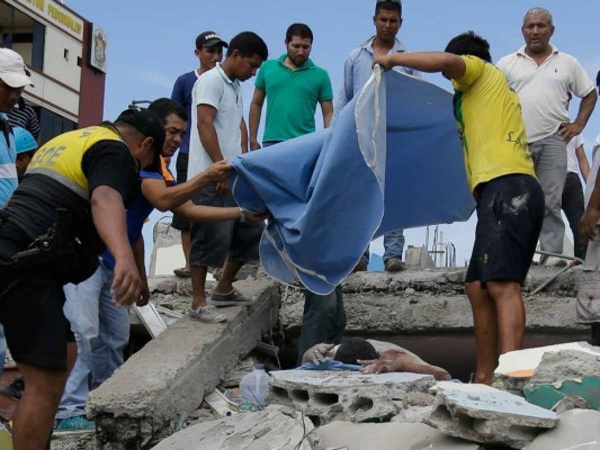 Suben a 413 los muertos por potente sismo en Ecuador