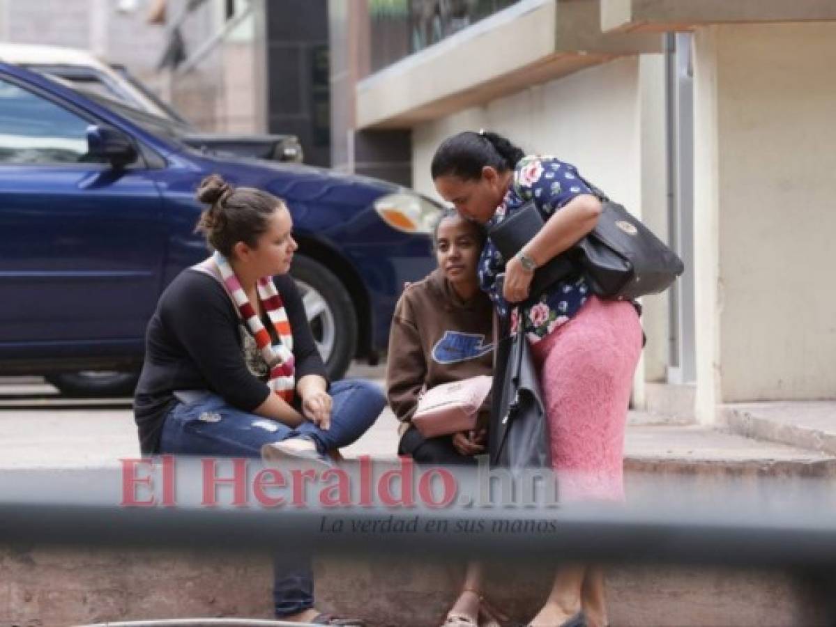La familia del pastor José Santos Barahona mientras esperaban afuera de la morgue de la capital. Foto: Estalin Irías / EL HERALDO.