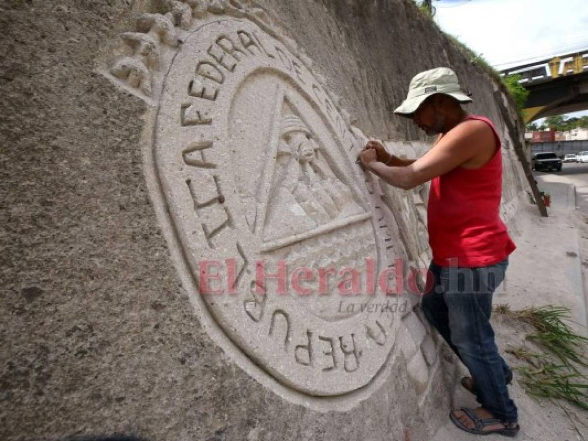 Escultor Bicentenario Alejandro Espinoza (3)(800x600)Espinoza también esculpió las letras de la palabra Bicentenario en alto relieve, a la par la fecha en la que Honduras firmó el acta de independencia (1821) seguida del 2021 y el escudo de la disuelta República Federal de Centroamérica. Fotos: Johny Magallanes / EL HERALDO.