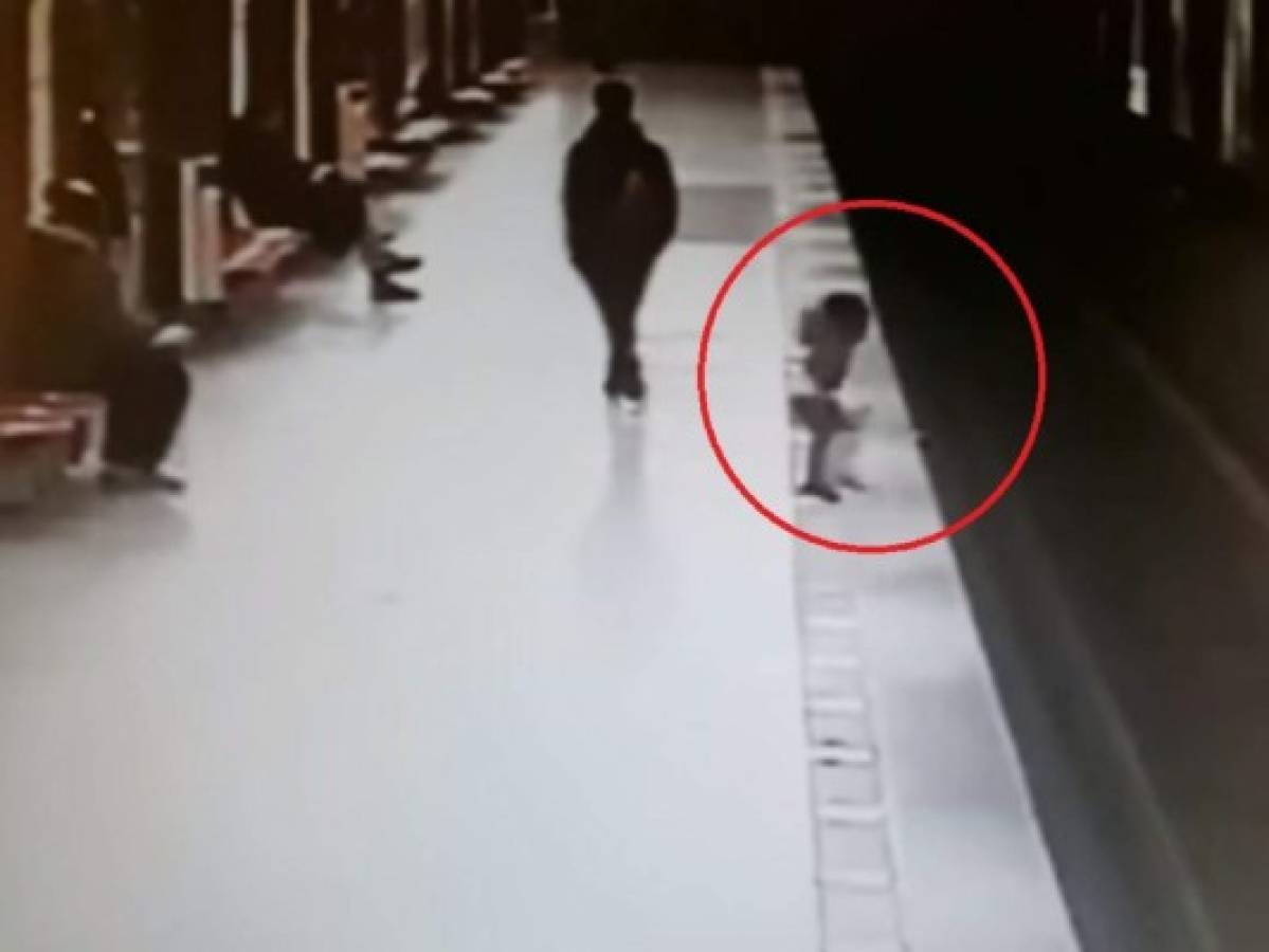 El video muestra el momento en que el menor cae a las vías del metro.