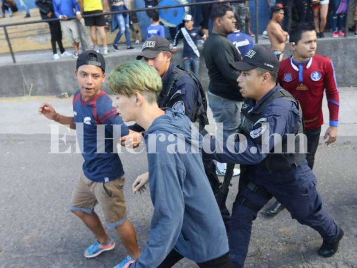 Heridos y detenidos deja enfrentamiento de barras en el clásico Olimpia vs Motagua en el Nacional de Tegucigalpa