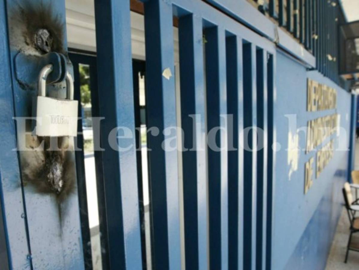 Con los portones soldados amaneció Ciudad Universitaria