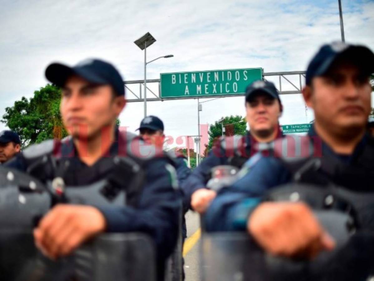 Unidades antimotines se encuentran en la frontera de Guatema y México. Foto AFP