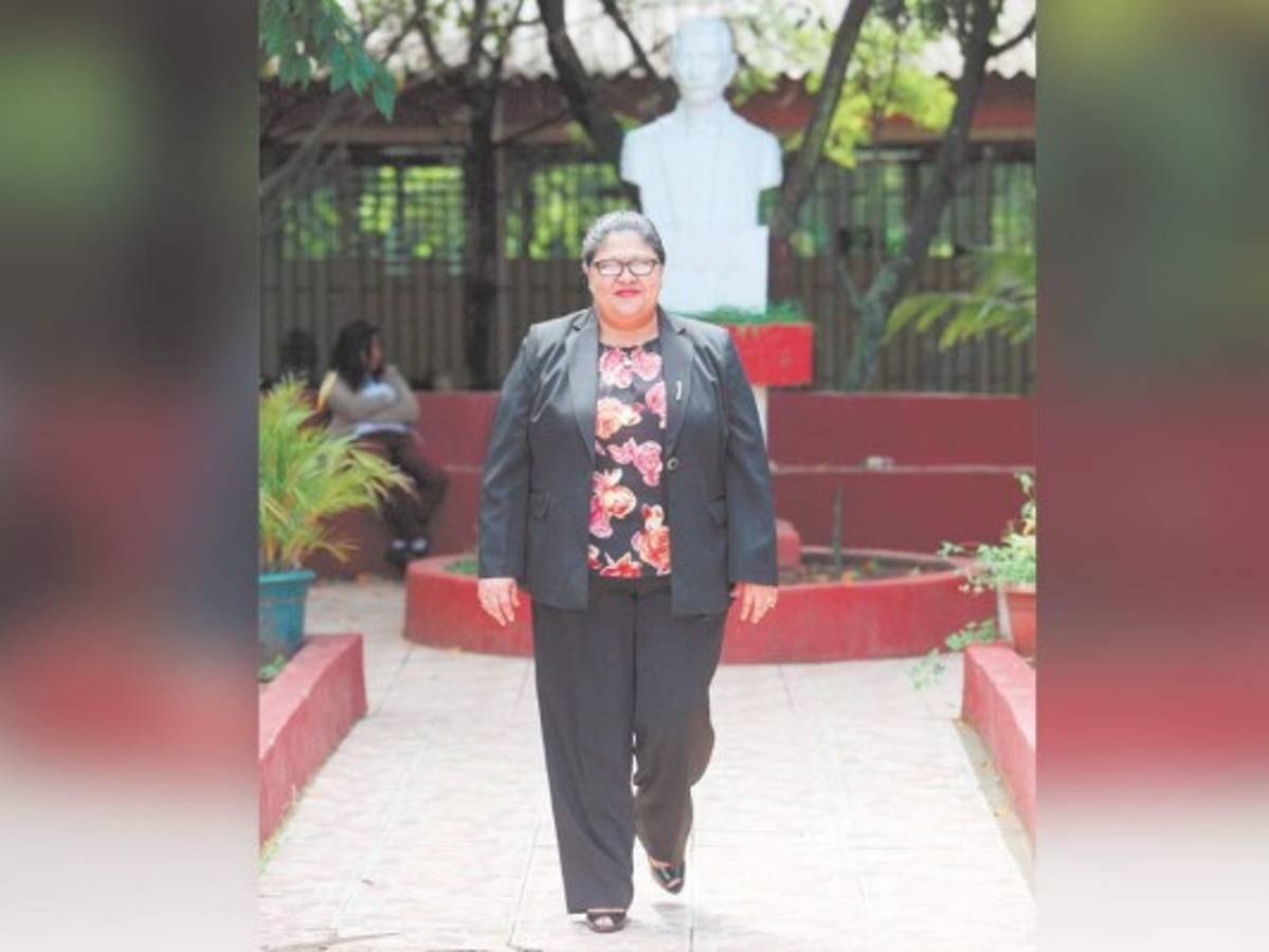 Leyla Flores: Duele cerrar una institución que formó maestros