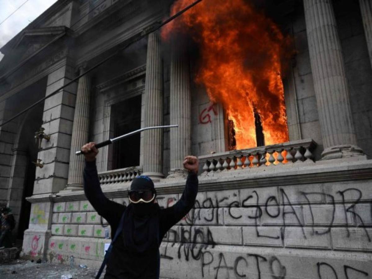 Incendian Congreso de Guatemala en protestas contra Alejandro Giammattei