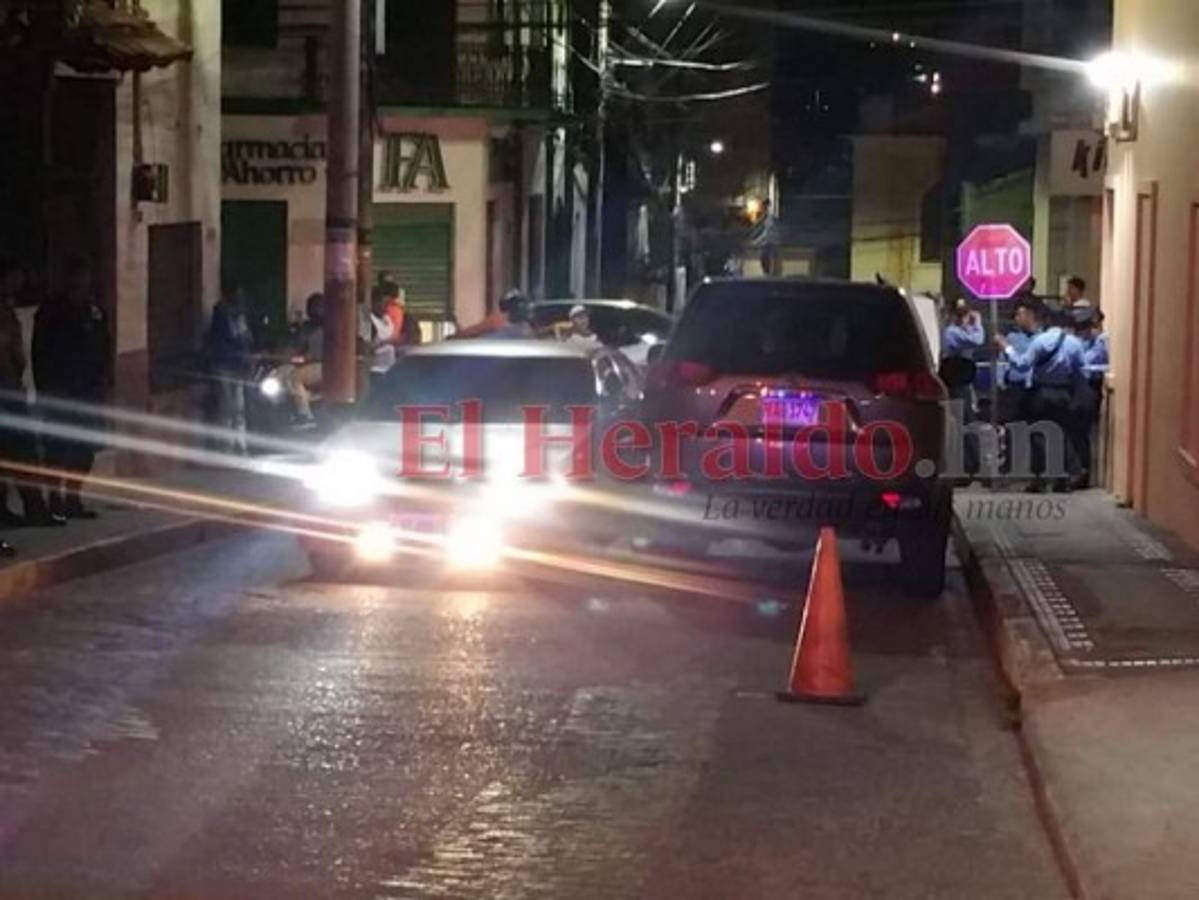 Hombre muere en el interior de su vehículo tras ser tiroteado en el centro de la capital