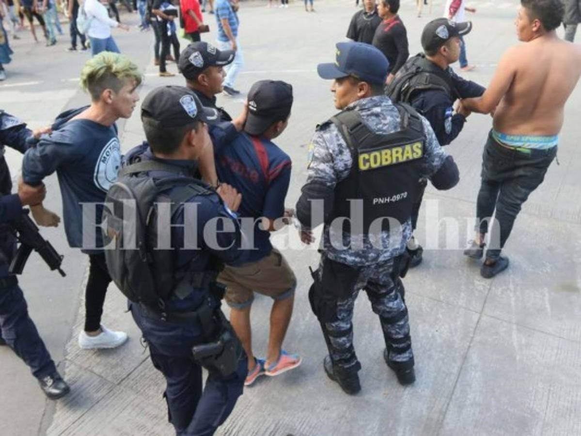 Heridos y detenidos deja enfrentamiento de barras en el clásico Olimpia vs Motagua en el Nacional de Tegucigalpa