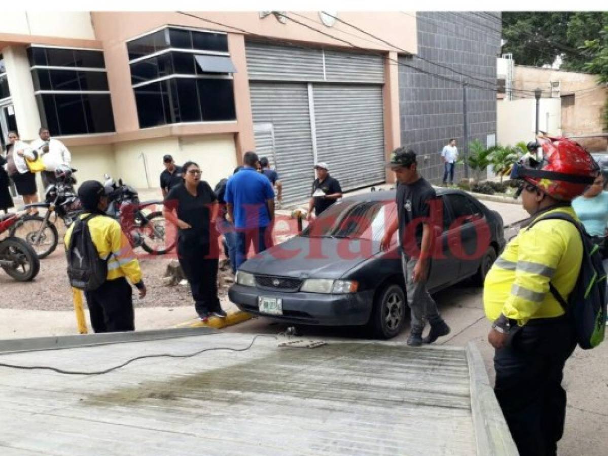 Mientras recogen el cuerpo de un familiar en la morgue grúas les llevan sus vehículos