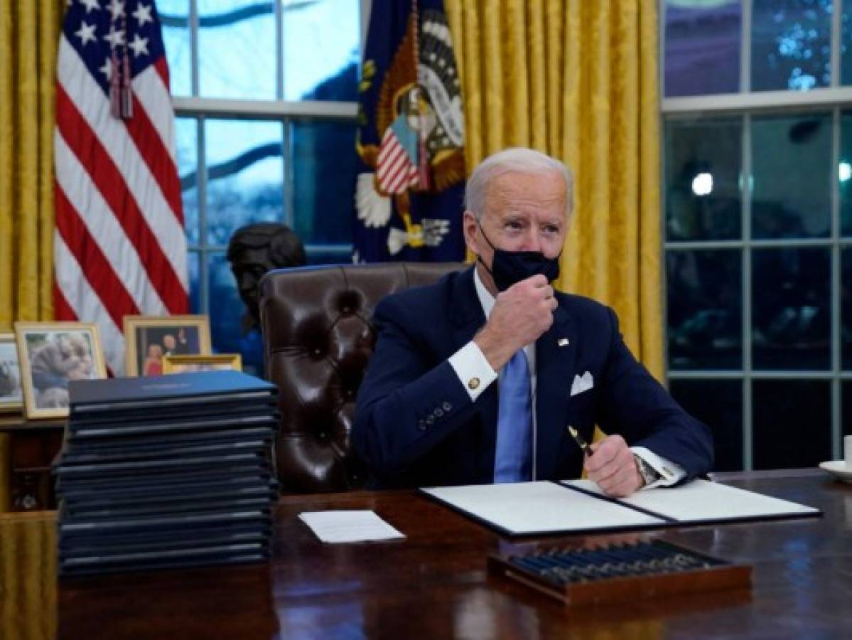 Joe Biden firma sus primeros decretos como presidente de EE UU