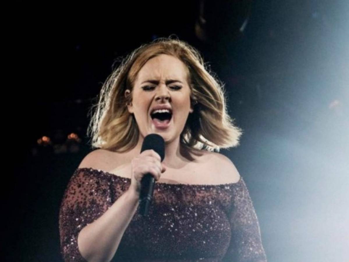 En insólita y millonaria subasta, ponen a la venta el aire de los pulmones de Adele