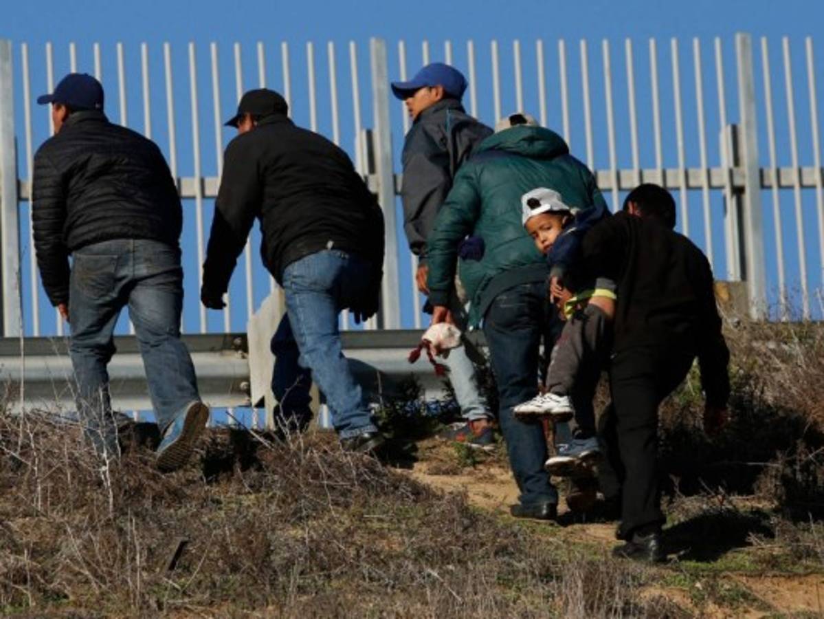 Trasladan a migrantes centroamericanos de Texas a California