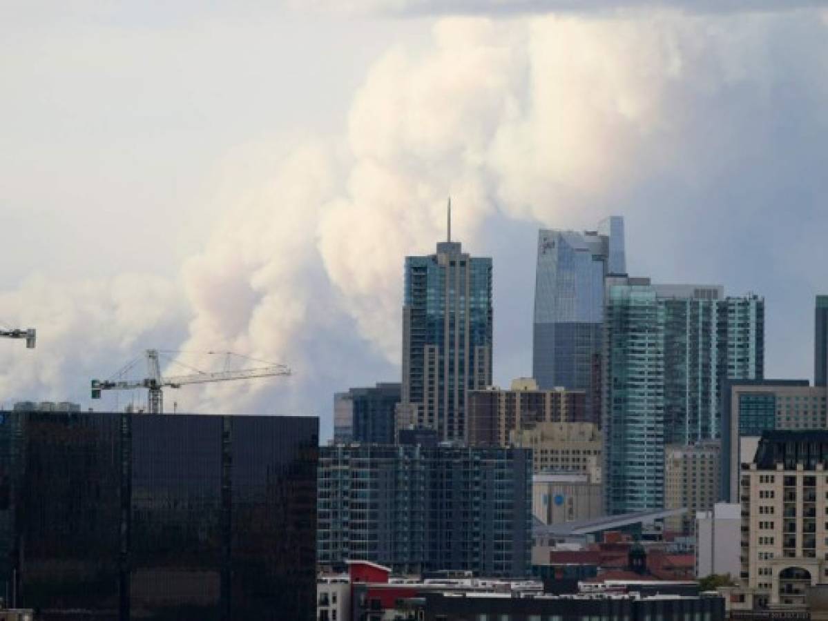 Fuertes vientos avivan enorme incendio forestal en Colorado