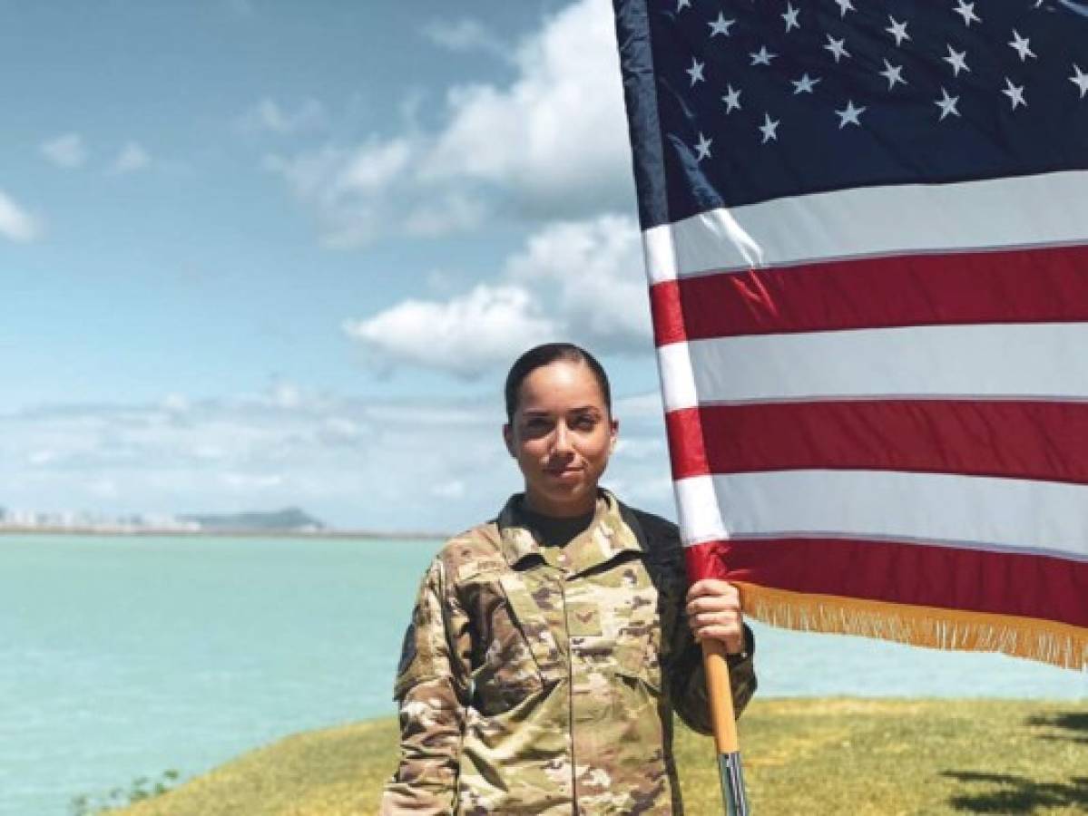 La soldado de la fuerza aérea de EEUU Xiara Mercado fotografiada en junio del 2019 en Pearl Harbor, Hawai. Mercado causó revuelo en las redes sociales hace poco al relatar cómo confrontó a una mujer que la hostigaba por hablar por teléfono en español con una amiga. Foto: Agencia AP.
