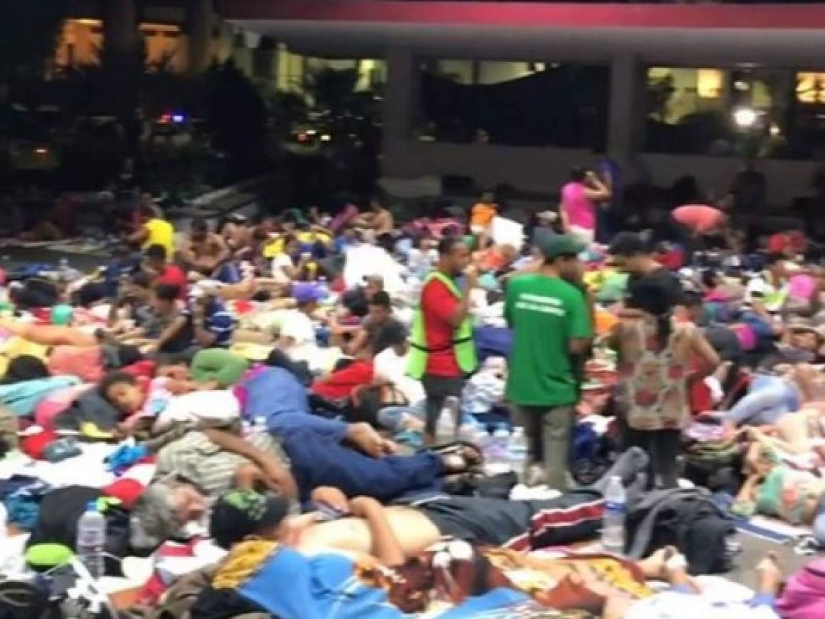 Vídeo: Caravana de migrantes hondureños duerme en las calles del Parque Central de Tapachula