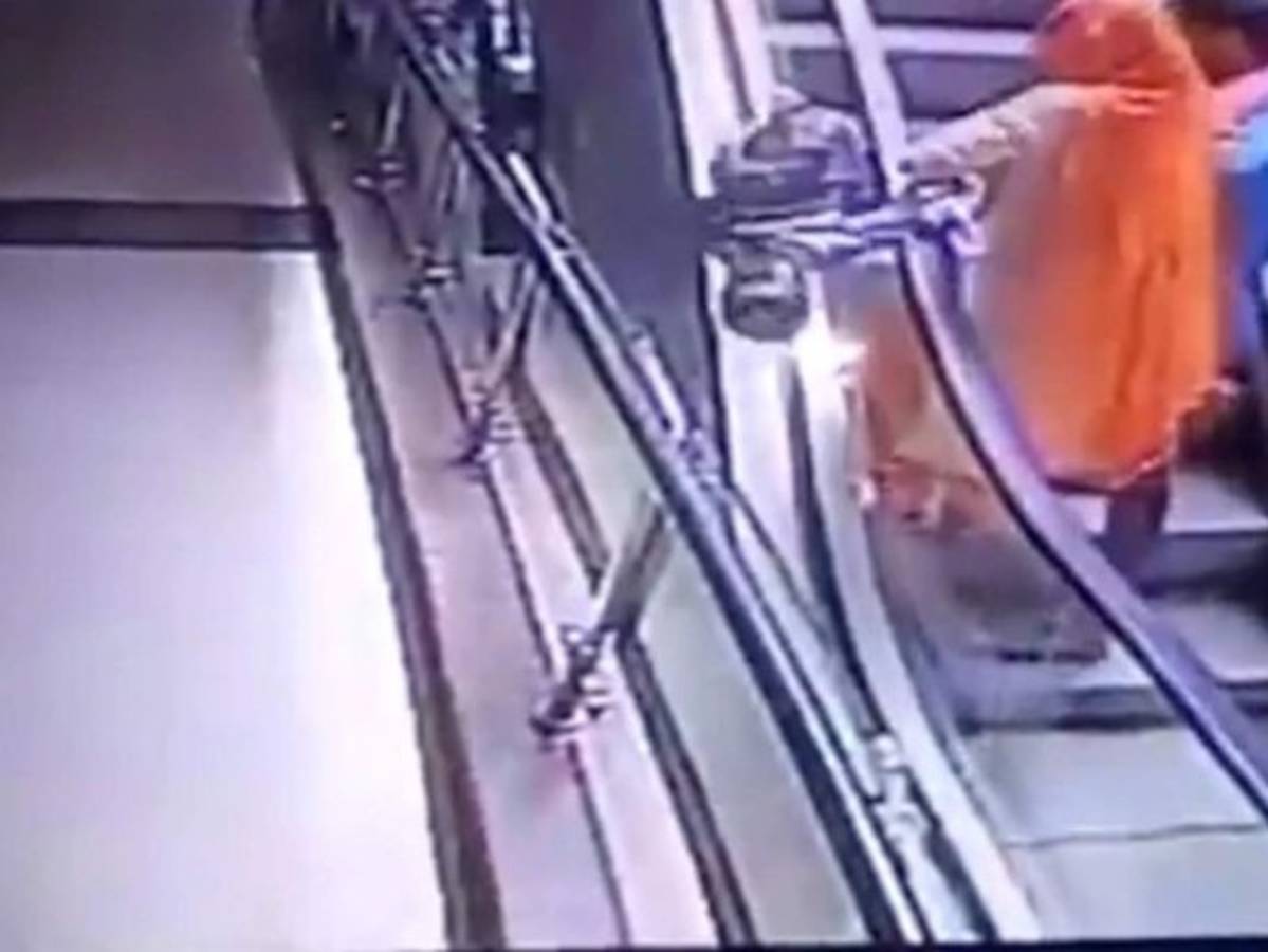 El pequeño cayó de la tercera planta de un centro comercial de La India.