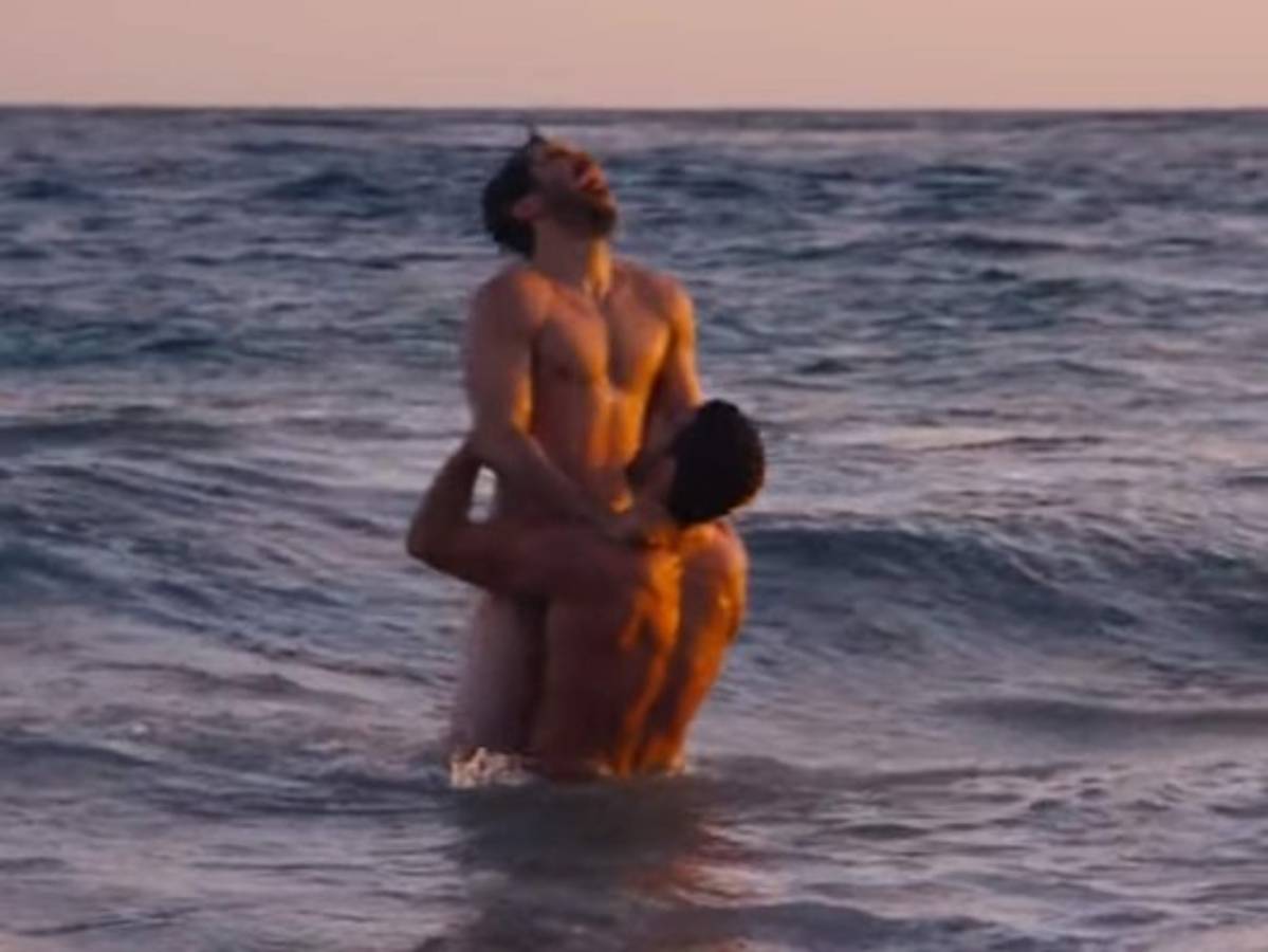Poncho Herrera y su apasionado beso gay en la playa