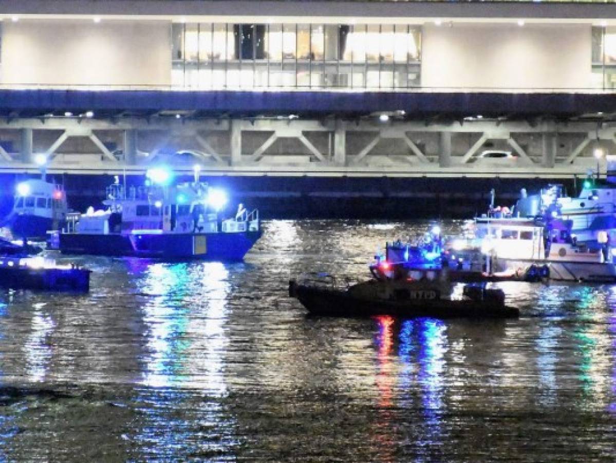 Al menos dos muertos al estrellarse helicóptero en el East River de Nueva York