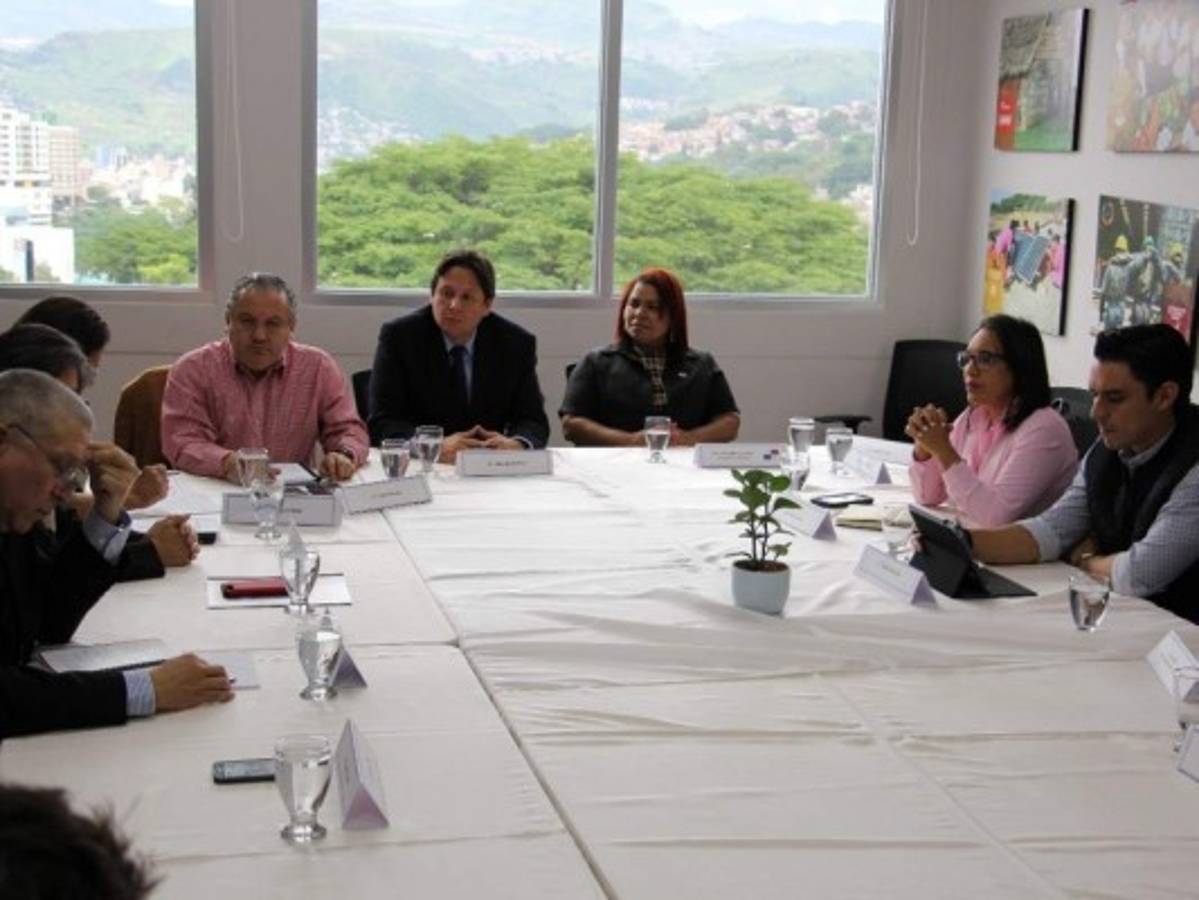 Políticos se reúnen para acercar sus posturas en prediálogo