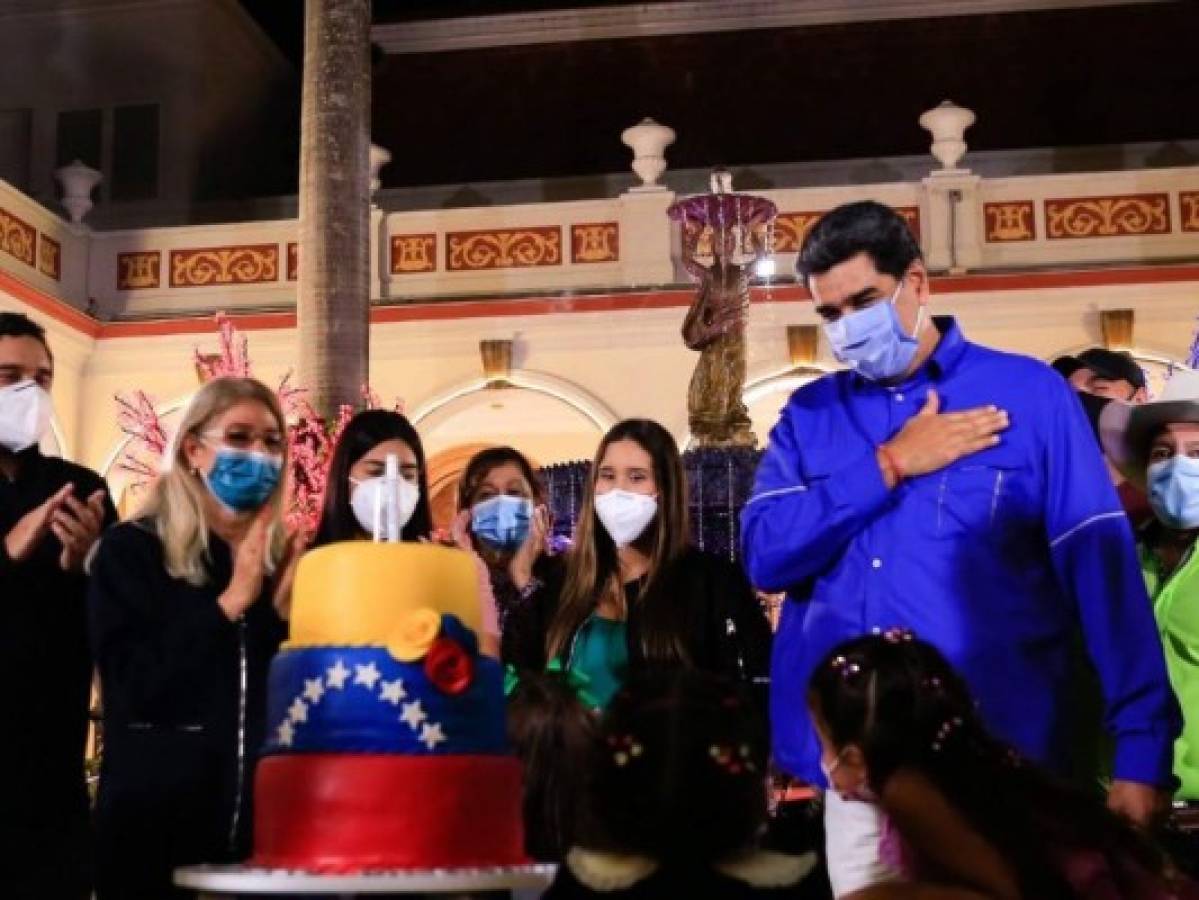 VIDEO: La peculiar forma de Nicolás Maduro de apagar las velitas en su cumpleaños