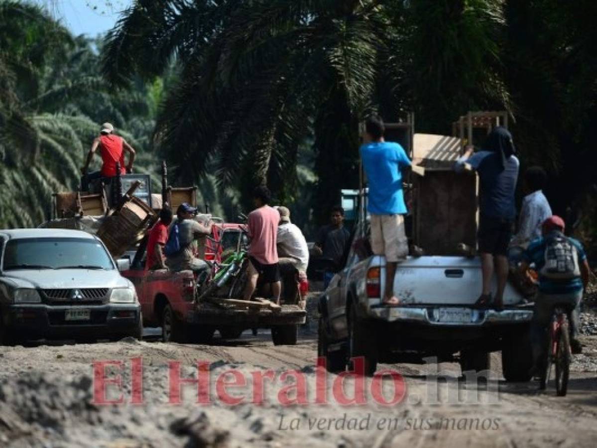 En carros 'pailas', trocos, carretas o camiones, los habitantes de El Progreso cargaron lo que pudieron antes de avanzar.