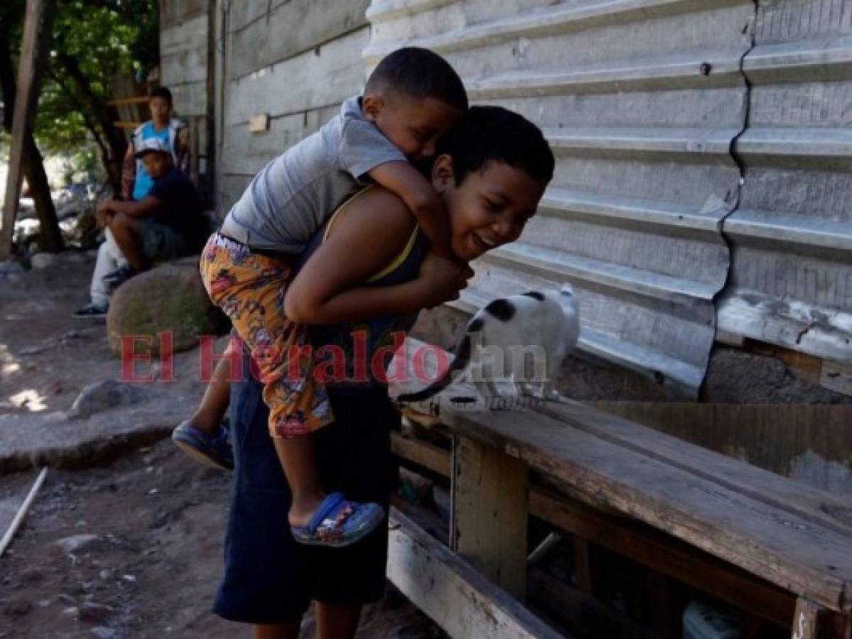 El pequeño es feliz jugando con sus hermanos y sobrinitos, pero lamenta que en casa de su abuela no haya lugar para poner a salvo a toda su familia. Foto: Emilio Flores/ EL HERALDO