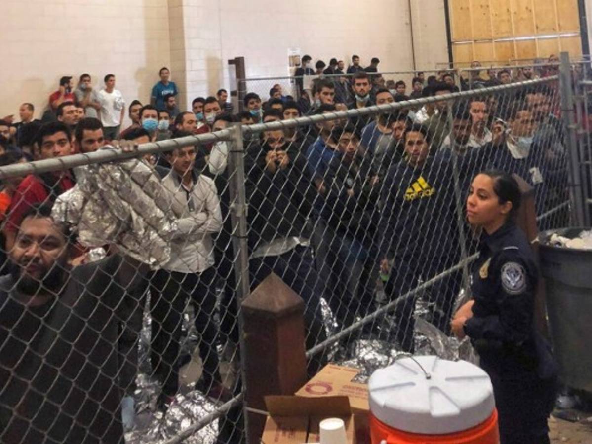 Hombres hacinados en un centro de detención de Inmigración y Control de Fronteras en McAllen, Texas, durante una visita del vicepresidente Mike Pence. Organismos denuncian que los centros de detención de migrantes presentan situaciones similares. Foto: Agencia AP.