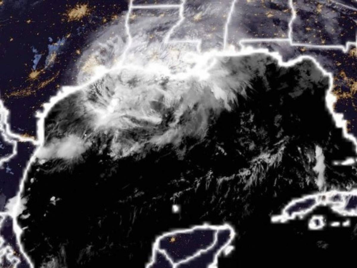 Tormenta tropical Nicholas se debilita tras tocar tierra en Texas