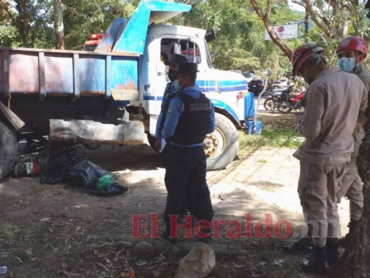 Motociclista muere arrollado por una rastra en Valle de Ángeles