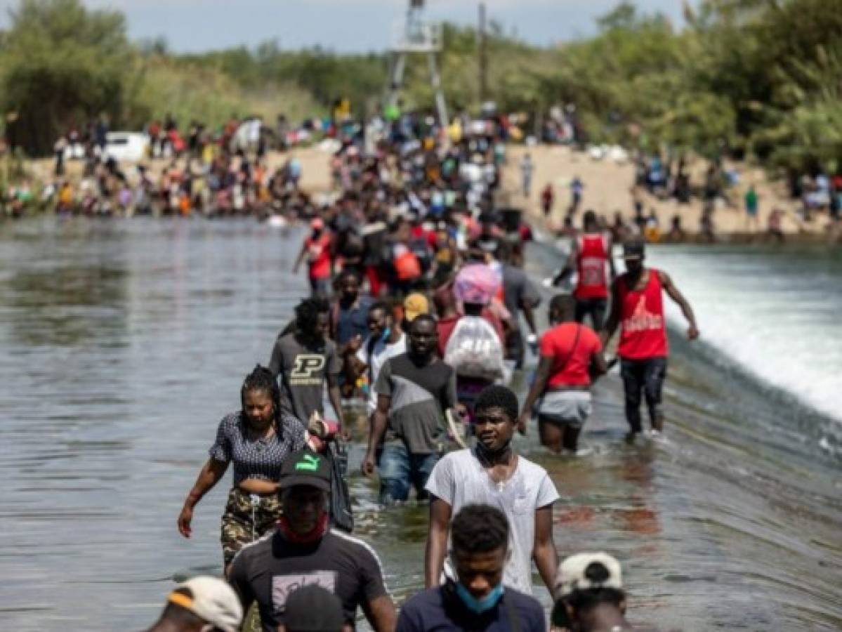 Estados Unidos aumentará 'vuelos de deportación' para inmigrantes varados en Texas