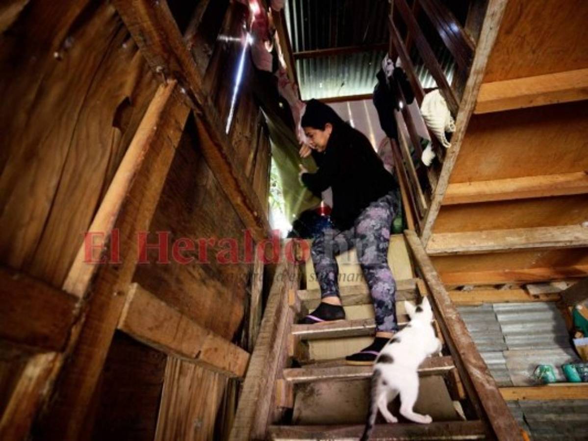 Doña Sandra muestra el agujero por el que lograron escapar hacia la casa vecina. Foto: Emilio Flores/ EL HERALDO