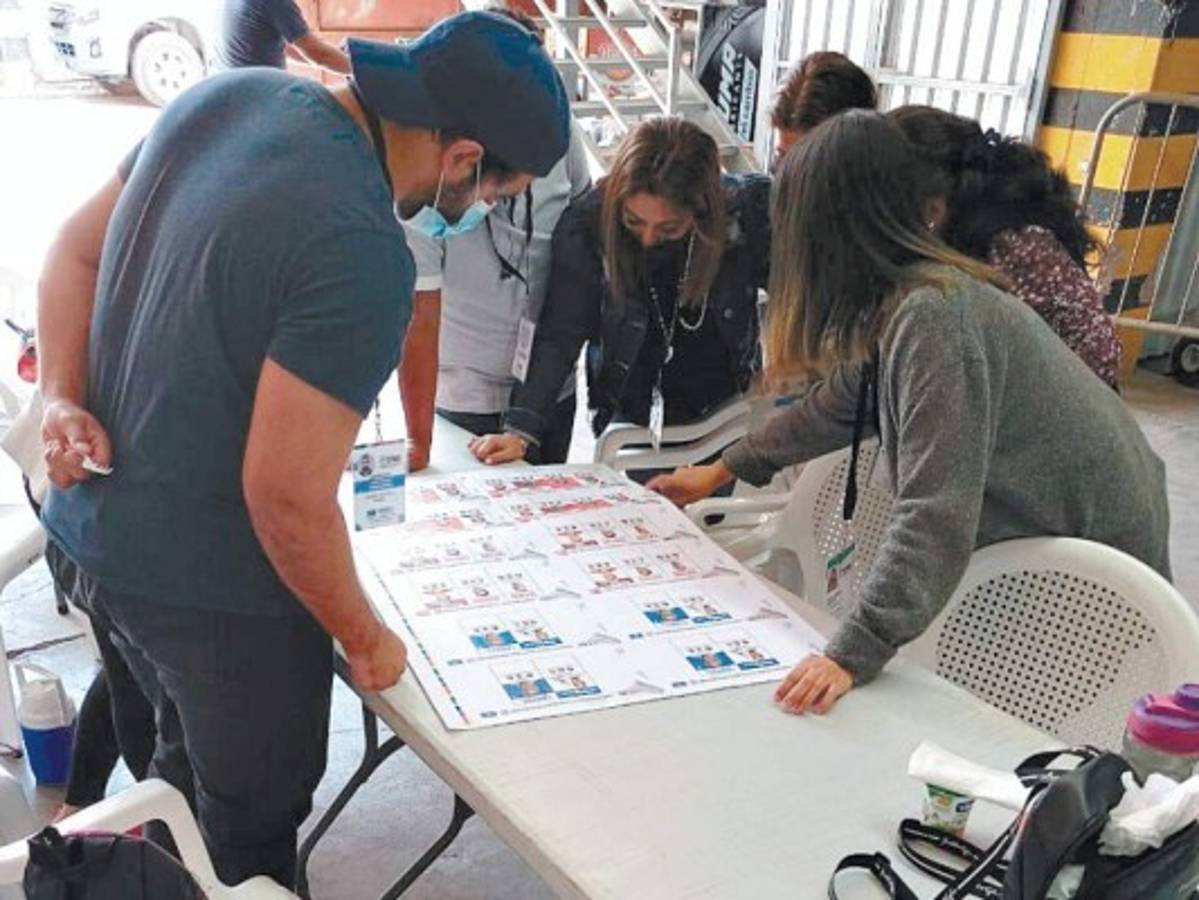 Comienza impresión de credenciales en blanco del partido Nacional y Liberal