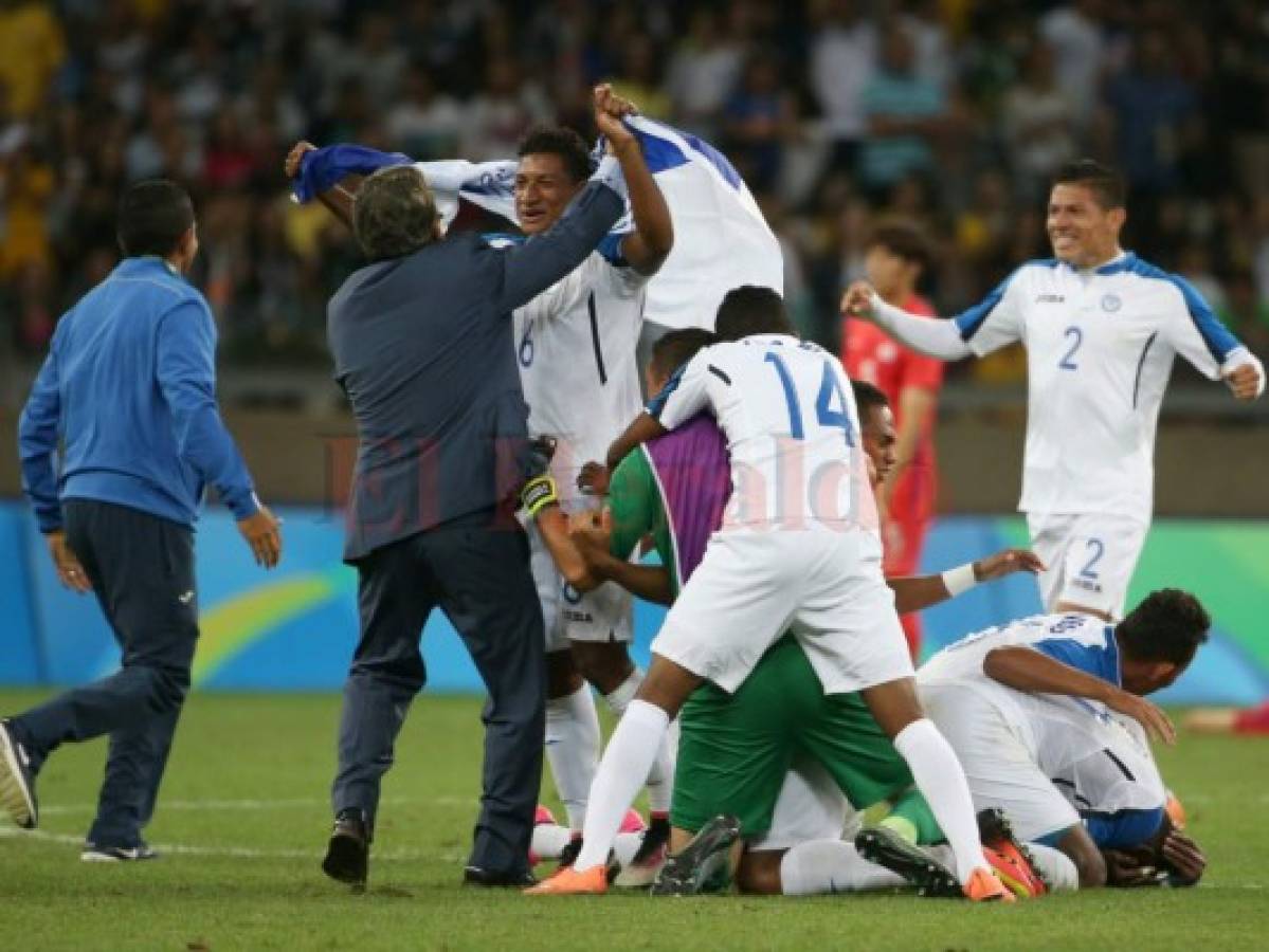 Jorge Luis Pinto celebra con Honduras tras vencer a Corea del Sur en los cuartos de final de los Juegos Olímpicos de Río 2016. Foto: El Heraldo