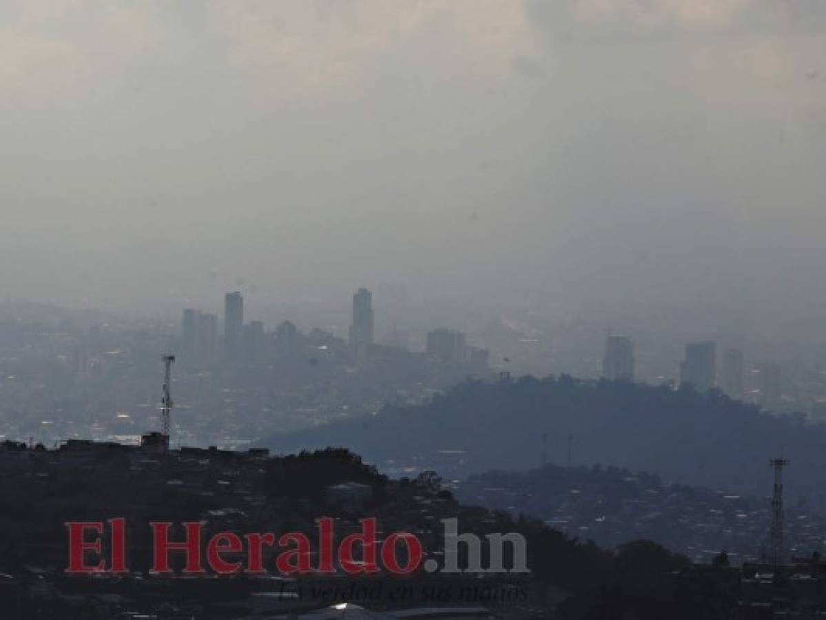 Los siniestros provocan densas capas de humo. La imagen muestra los efectos en Tegucigalpa. Foto: EL HERALDO.