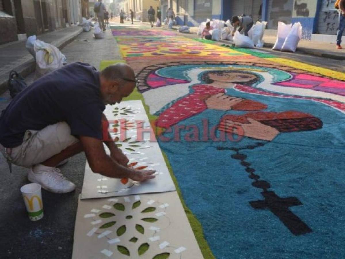La elaboración de las alfombras es uno de los principales atractivos de Semana Santa. Foto David Romero/EL HERALDO