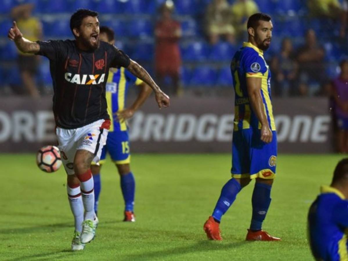 Paranaense de Brasil a fase de grupos de Libertadores al ganar 1-0 a Capiatá de Paraguay