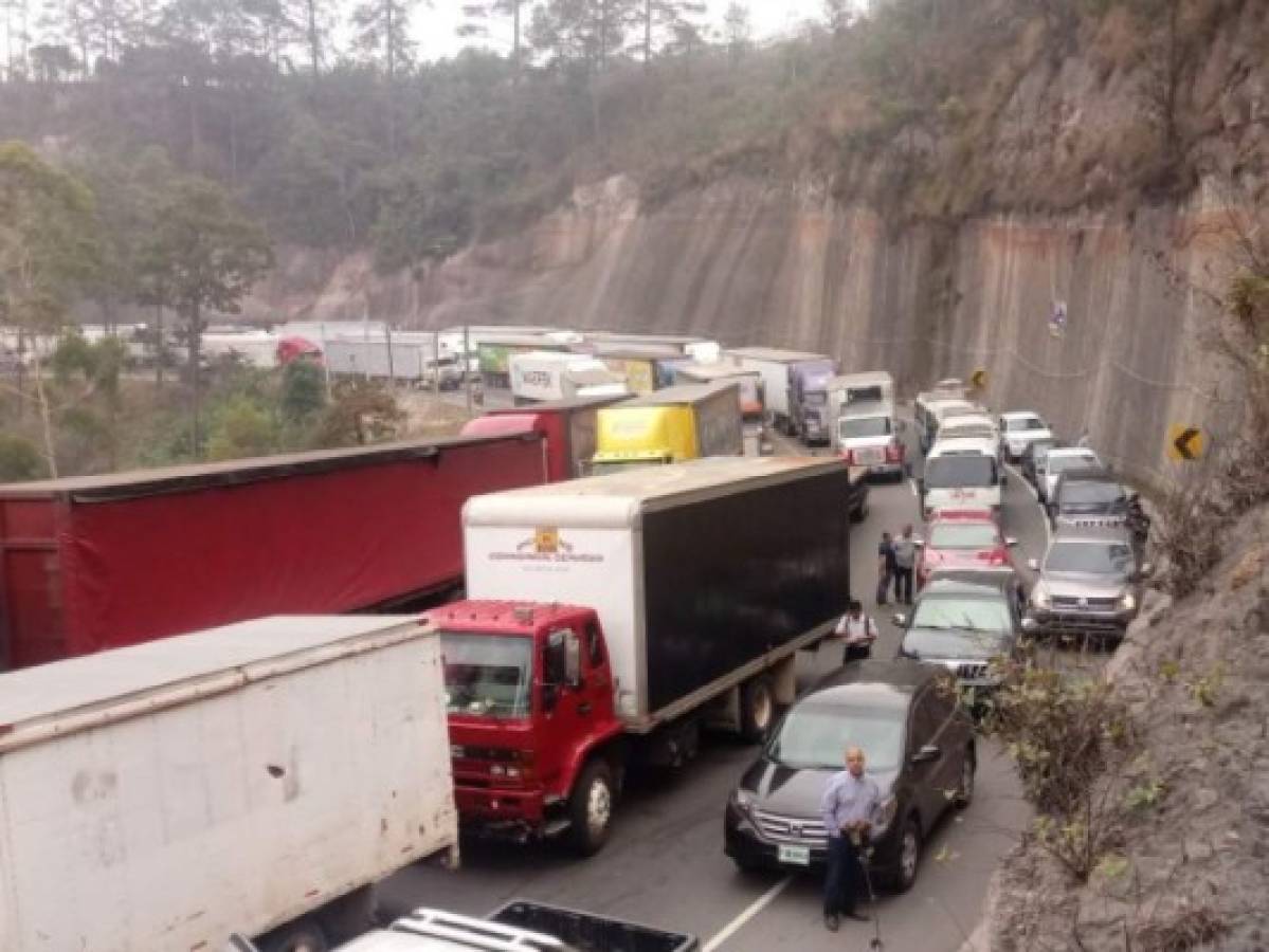 Llaman a reunión de emergencia a transportistas que mantienen protesta en carretera