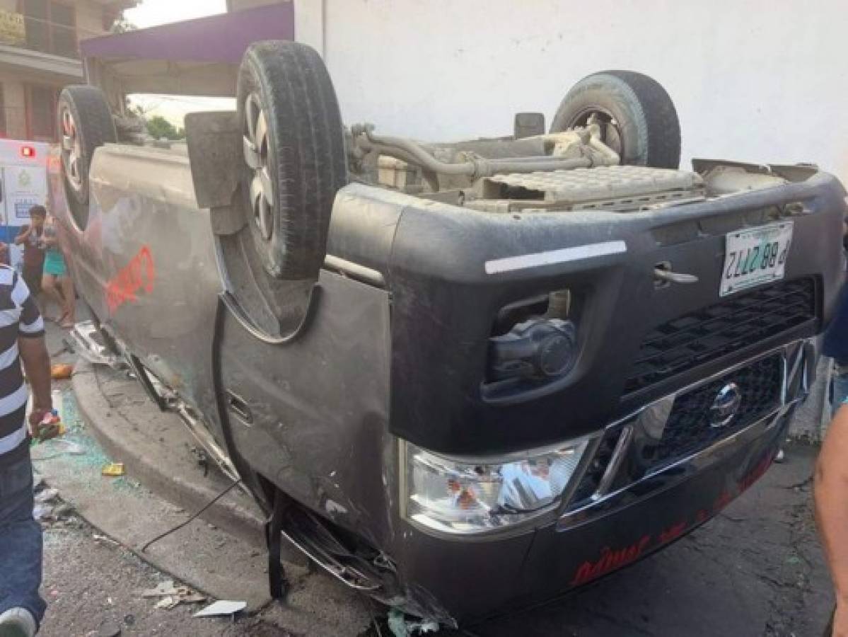 Colisión entre bus rapidito y taxi deja al menos 11 heridos en San Pedro Sula