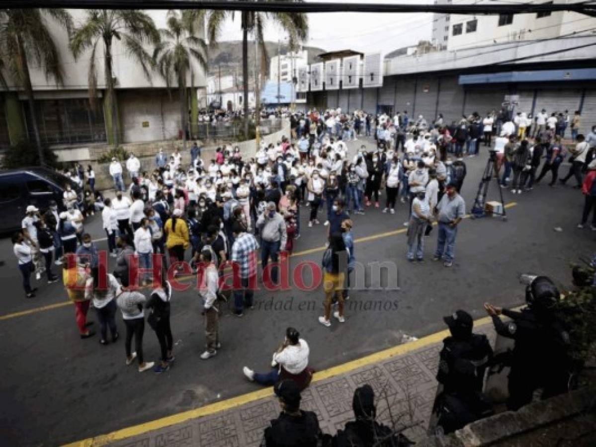 Pese al peligro, las personas continúan aglomerándose en los mercados.