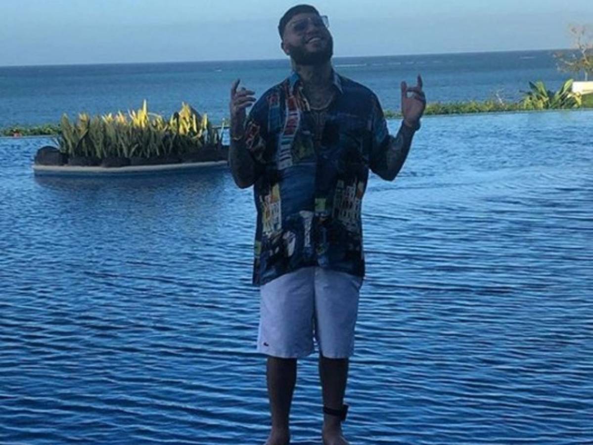 Vídeo: Farruko muestra la belleza de Roatán