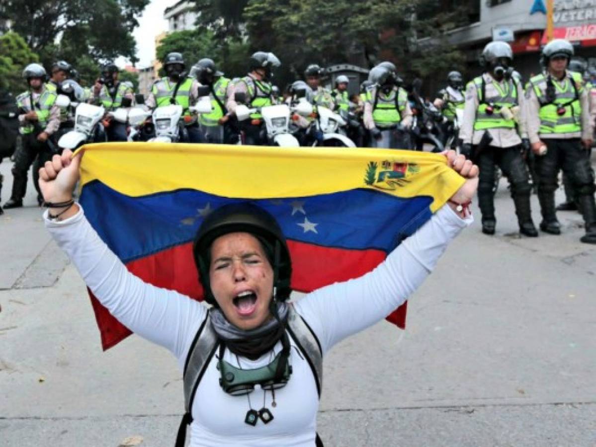 Una mujer en Venezuela dramatiza el dolor que viven la mayoría de los opositores al gobierno. Foto: Agencia AP.