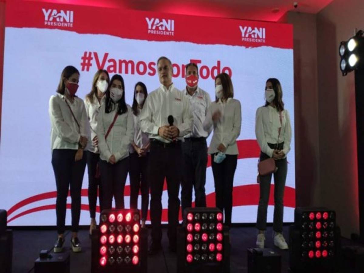 Entre empujones y cámaras, Yani Rosenthal ejerció el voto junto a toda su familia (FOTOS)