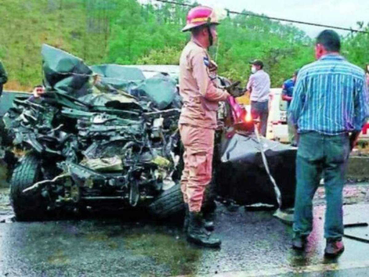 Asi quedó el vehículo en el que se transportaba la familia Matamoros Estrada.