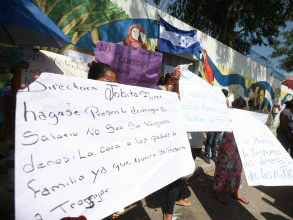 Padres se toman centro escolar en la colonia San Francisco de Comayagüela