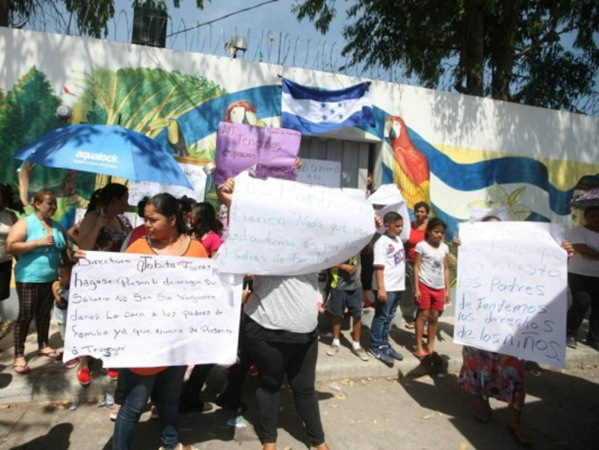Padres se toman centro escolar en la colonia San Francisco de Comayagüela