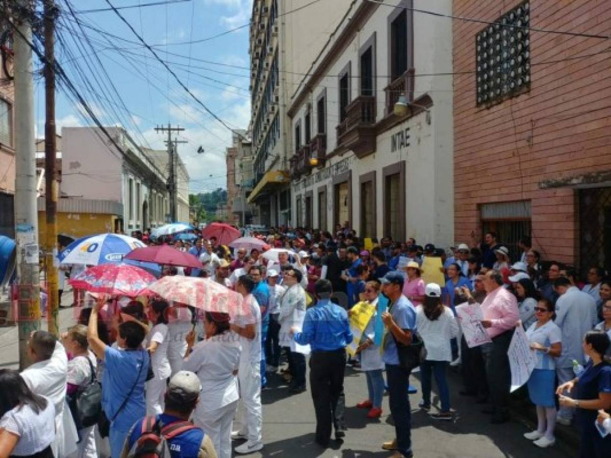 Docentes, médicos y estudiantes paralizan la capital de Honduras